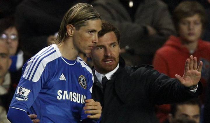 El delantero del Chelsea, Fernando Torres, atiende a las indicaciones de su t&eacute;cnico Andr&eacute; Villas-Boas