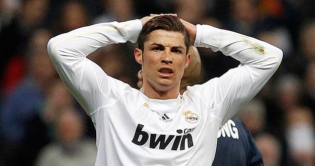 El delantero del Real Madrid, Cristiano Ronaldo, lamenta una de las ocasiones ante el Olympique de Lyon la temporada 2009-2010.