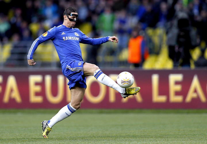 El delantero espa&ntilde;ol del Chelsea, Fernando Torres, controla el bal&oacute;n