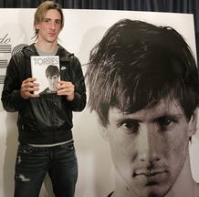 El delantero espa&ntilde;ol del Chelsea Fernando Torres durante la presentaci&oacute;n de su autobiograf&iacute;a, "Fernando Torres. Number Nine".