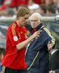 El delantero espa&ntilde;ol Fernando Torres pasa por delante de Aragon&eacute;s, tras ser sustitu&iacute;do ante Rusia.