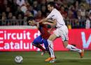 El delantero de la selecci&oacute;n espa&ntilde;ola, David Villa, lucha un bal&oacute;n con Tomas Sivok, de la Rep&uacute;blica Checa.