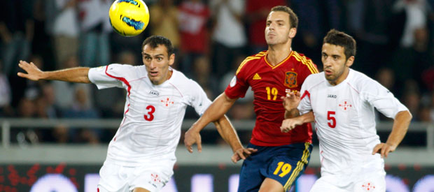El delantero de la selecci&oacute;n espa&ntilde;ola, Roberto Soldado (C).