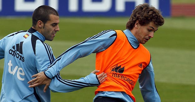 Los delanteros &Aacute;lvaro Negrero (i) y Fernando Llorente durante un entrenamiento.