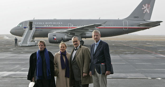 Czech Foreign Minister Schwarzenberg, EU External Relations Commissioner Ferrero-Waldner and France s Foreign Minister Kouchner and Swedish Foreign Minister Bildt pose for photographers in Prague