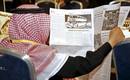Un delegado de la comitiva de Arabia Saud&iacute; lee el periodico en la sala de prensa de la cumbre del G20.