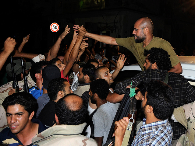 El delf&iacute;n de Gadafi, Saif al Islam, demuestra que est&aacute; en libertad