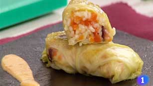 Delicias de col rellenas de arroz con salchichas blancas