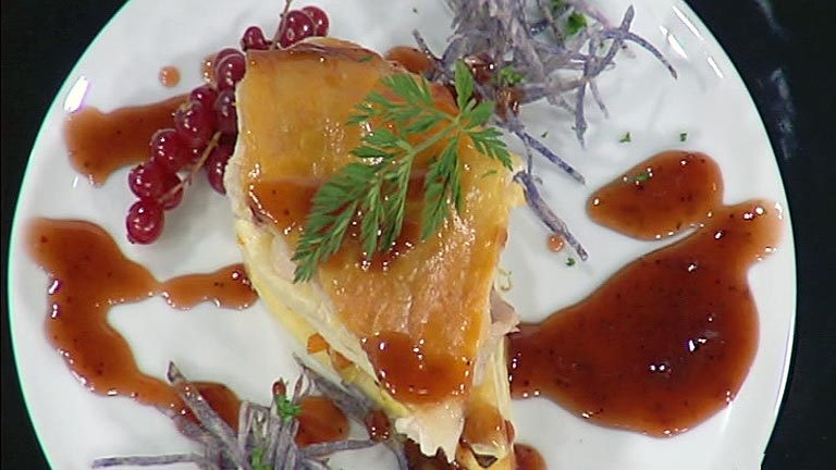 Delicias crujientes de cochinillo con patatas violetas