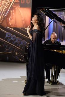Acompañada por el prestigioso pianista Jorge Robaina, María José Montiel interpreta, en directo, la canción "A Chloris" del compositor francés Reynaldo Hahn Acompañada por el prestigioso pianista Jorge Robaina, María José Montiel interpreta, en directo, la canción "A Chloris" del compositor francés Reynaldo Hahn