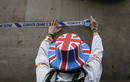 Un manifestante pega una cinta en un muro cerca del Banco de Inglaterra con el lema 