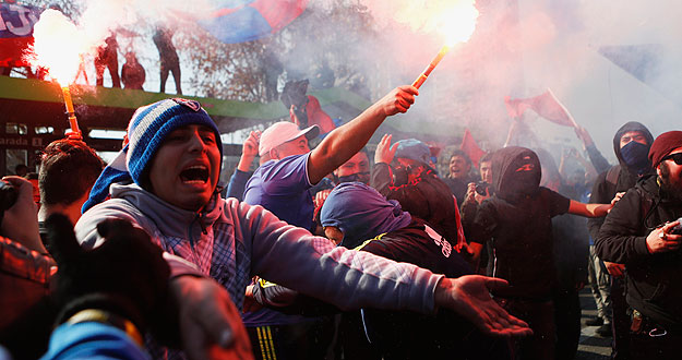 Algunos de los manifestantes encienden bengalas durante las protestas de la huelga nacional en Santiago, Chile