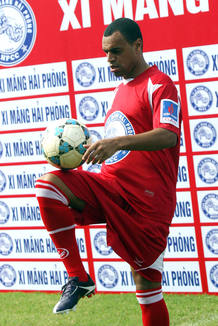 El futbolista Denilson en la presentación con el equipo vietnamita Hai Phong port city. El futbolista Denilson en la presentación con el equipo vietnamita Hai Phong port city.