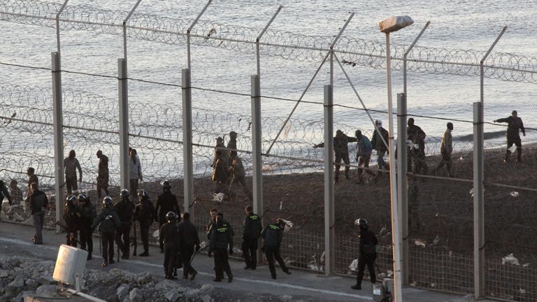 Varias ONG denuncian ante la Fiscalía la actuación en Ceuta de la Guardia Civil, que este cree "impecable"
