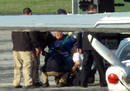John Demjanjuk tomado una ambulancia en el aeropuerto Burke Lakefront en Cleveland,