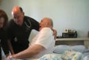 John Demjanjuk es examinado por el Dr. Carlos Qui&ntilde;ones Ortiz en su casa de Seven Hills,
