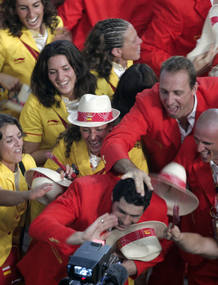 Los deportistas espa&ntilde;oles buscan la c&aacute;mara de televisi&oacute;n para hacernos llegar su gran alegr&iacute;a.