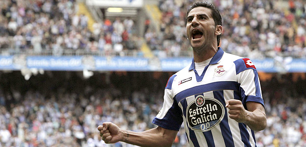 El jugador del Deportivo de La Coru&ntilde;a Riki celebra el primer gol de su equipo durante el encuentro frente a Osasuna disputado en el Estadio de Riazor.