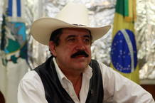 El depuesto presidente de Honduras, Manuel Zelaya en la embajada de Brasil en Tegucigalpa El depuesto presidente de Honduras, Manuel Zelaya en la embajada de Brasil en Tegucigalpa
