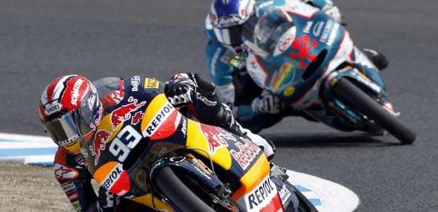 M&aacute;rquez, Terol y Espargar&oacute; luchan por el liderato en 125cc.