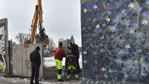 Ir al Video&nbsp;Derriban un tramo emblem&aacute;tico del Muro de Berl&iacute;n