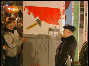 Ver v&iacute;deo  'Derribo del domin&oacute; gigante por l&iacute;deres pol&iacute;ticos y ciudadanos'