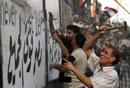 DERRIBO DEL MURO CONSTRUIDO POR LA EMBAJADA ISRAEL&Iacute; EN EL CAIRO