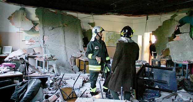 SE DERRUMBA UN FASO TECHO DE UNA CLASE EN UN COLEGIO DE RIVOLI, ITALIA. UN MUERTO Y 20 HERIDOS