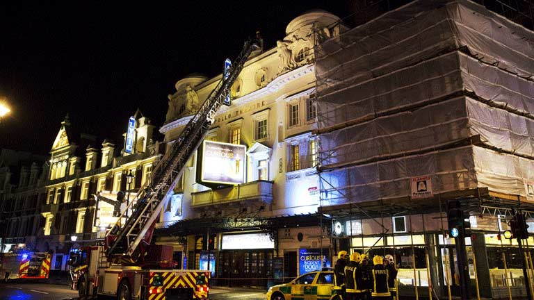 El derrumbe de parte del techo del teatro Apollo de Londres causa cerca de 100 heridos
