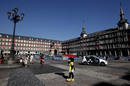Vista general de la Plaza Mayor de Madrid despu&eacute;s de que la Polic&iacute;a Municipal haya desalojado a la veintena de 