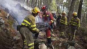 Ver v&iacute;deo  'Los desalojados por el incendio de Robledo pasan la noche en sus casas'