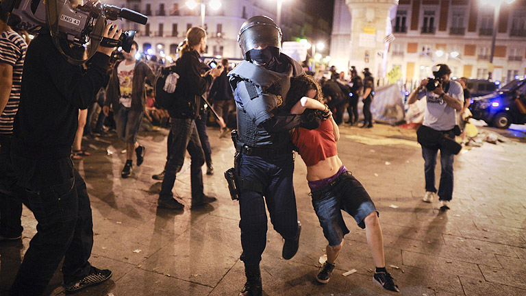 En torno a las cinco de la madrugada la polic&iacute;a desaloj&oacute; la Puerta del Sol