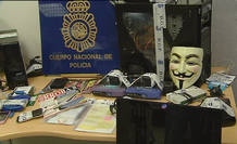 La careta de 'Anonymous', equipos informáticos y demás material inacautado en la operación policial La careta de 'Anonymous', equipos informáticos y demás material inacautado en la operación policial