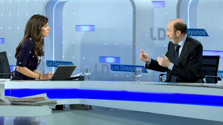 Los Desayunos (TVE): Rubalcaba defiende su curr&iacute;culo y su programa para convecer a los delegados