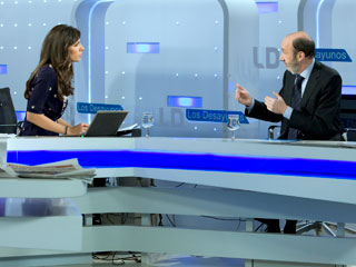Ver v&iacute;deo  'Los Desayunos (TVE): Rubalcaba defiende su curr&iacute;culo y su programa para convecer a los delegados'