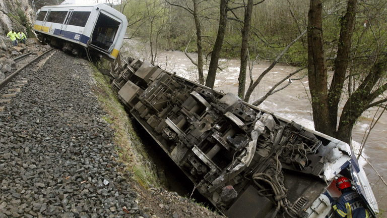 Catorce personas heridas por el descarrilamiento de un tren en Cantabria