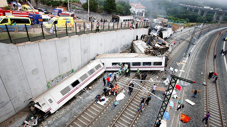 El descarrilamiento de un tren en Santiago de Compostela provoca al menos 80 muertos y más de 140 heridos