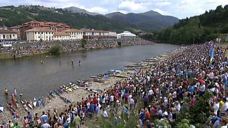Hace 80 a&ntilde;os que se celebra el descenso del Sella, donde acuden cada a&ntilde;o miles de aficionados