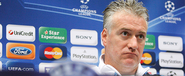 El entrenador del Olympique de Marsella, Didier Deschamps, atiende durante una rueda de prensa en Marsella.
