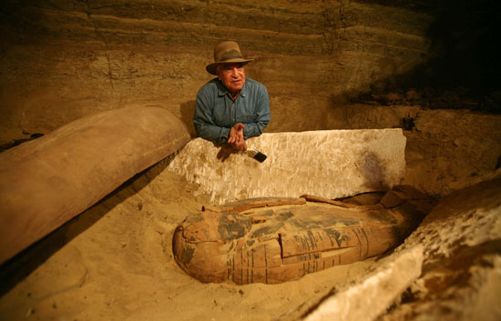 Un equipo de arque&oacute;logos egipcios descubre una momia en un sarc&oacute;fago de la necr&oacute;polis de Saqqara