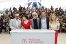(Desde la Izquierda) Paul Giamatti, Emily Hampshire, el director David Cronenberg, Robert Pattinson y Sarah Gadon durante el photocall de 