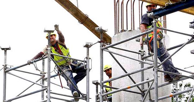 Varios operarios trabajan en una obra en Bilbao en junio de 2010
