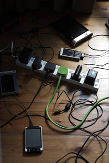 Desenchufar todos los aparatos eléctricos reduciría el consumo energético y las facturas de la luz Desenchufar todos los aparatos eléctricos reduciría el consumo energético y las facturas de la luz