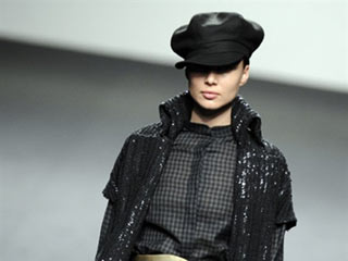 Ver v&iacute;deo  'Desfile de Jes&uacute;s del Pozo en la Cibeles Fashion Week 2011'