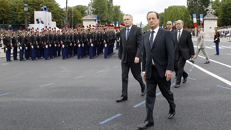 Fran&ccedil;ois Hollande preside su primer desfile militar