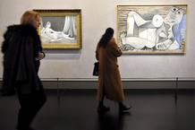 Un desnudo reclinado del artista español Pablo Picasso (d), junto a "Odalisque en Grisaille", de Jean Auguste Dominique Ingres. Un desnudo reclinado del artista español Pablo Picasso (d), junto a "Odalisque en Grisaille", de Jean Auguste Dominique Ingres.