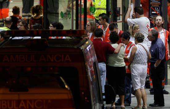 Desolaci&oacute;n de los familiares en IFEMA