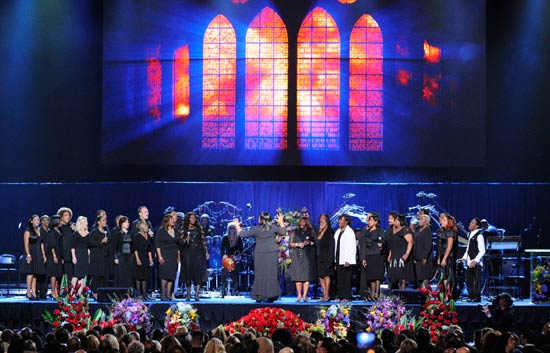 Miles de personas se acercan hasta el Staples Center para despedirse de Michael Jackson
