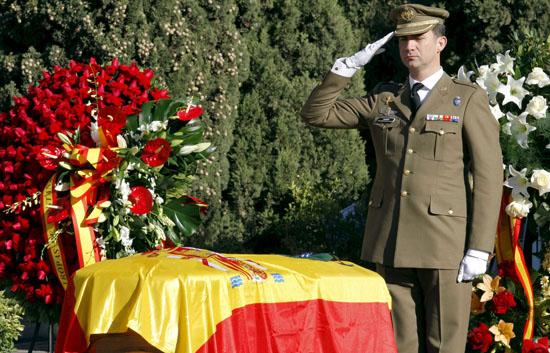 Pol&iacute;ticos, compa&ntilde;eros y familiares despiden en Barcelona al soldado fallecido en Afganist&aacute;n