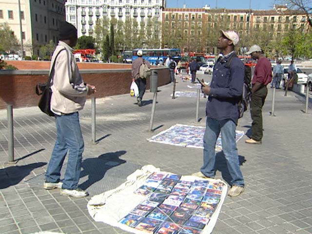 En las c&aacute;rceles espa&ntilde;olas hay m&aacute;s de cien personas por vender en la calle CDs y DVDs piratas